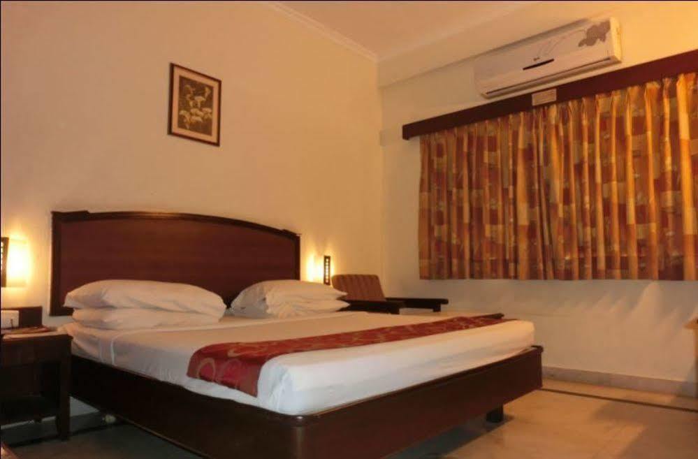 Hotel Thulashi Park Chennai Zewnętrze zdjęcie